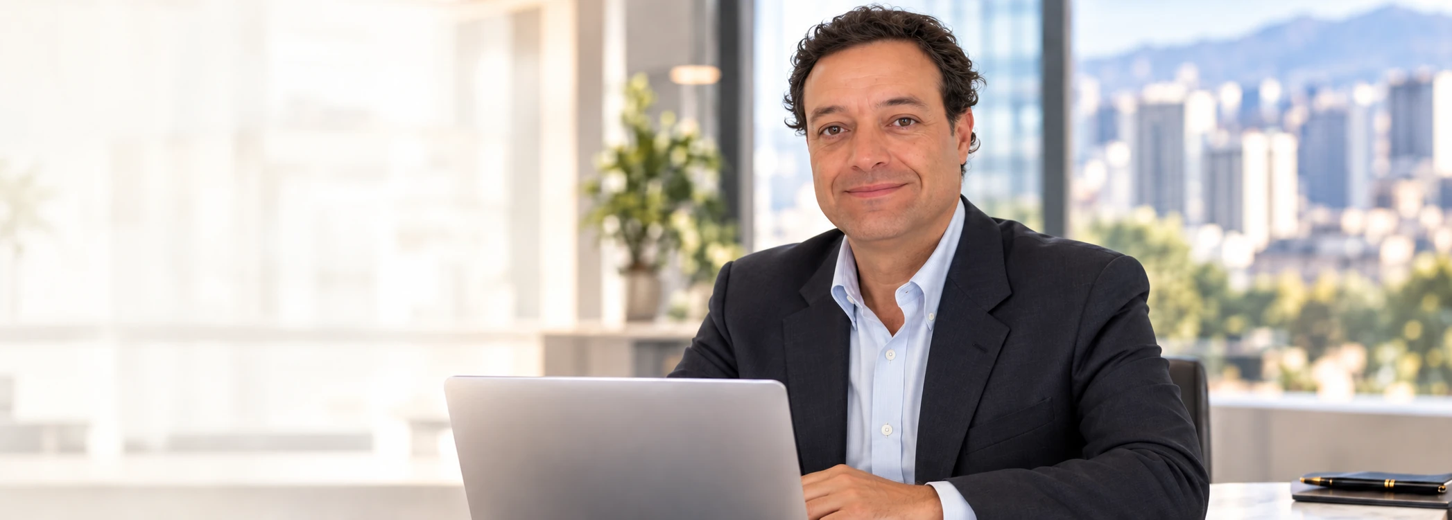 Eduardo Lira, responsable ejecutivo de E&G, trabajando con un computador